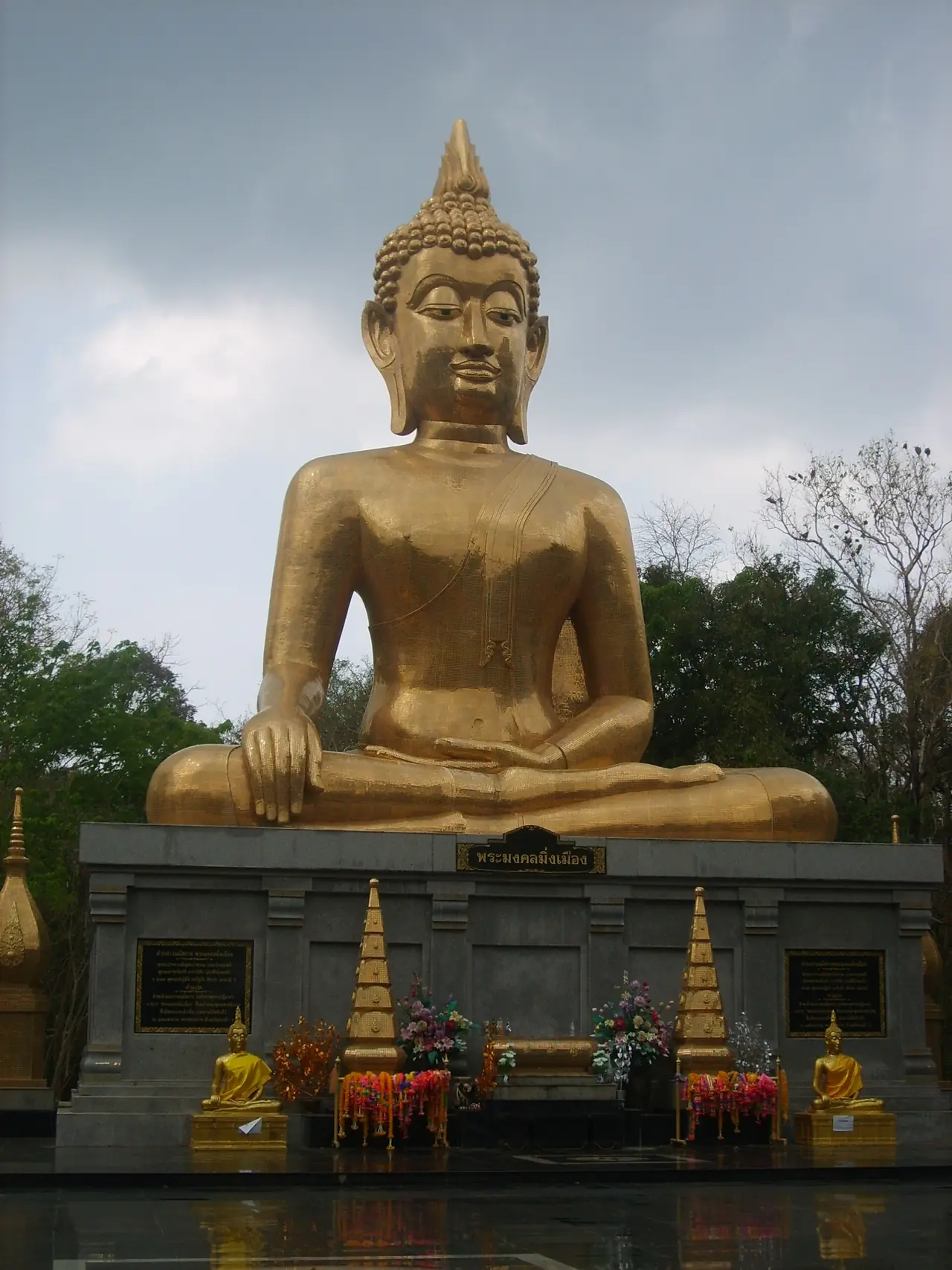 Phra Mongkhon Ming Mueang, the large golden Buddha that appears on the Amnat Charoen provincial seal