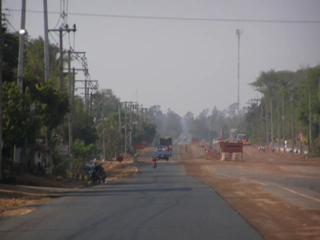 ถนนในจังหวัดอำนาจเจริญบนเส้นอำนาจเจริญ-มุกดาหาร ภาพของ JAMRAT จาก Wikimedia Commons ใบอนุญาต CC BY 3.0 ถ่าย 12 มี.ค. 2551 ตามเมทาดาทา Commons เป็นภาพเก่า