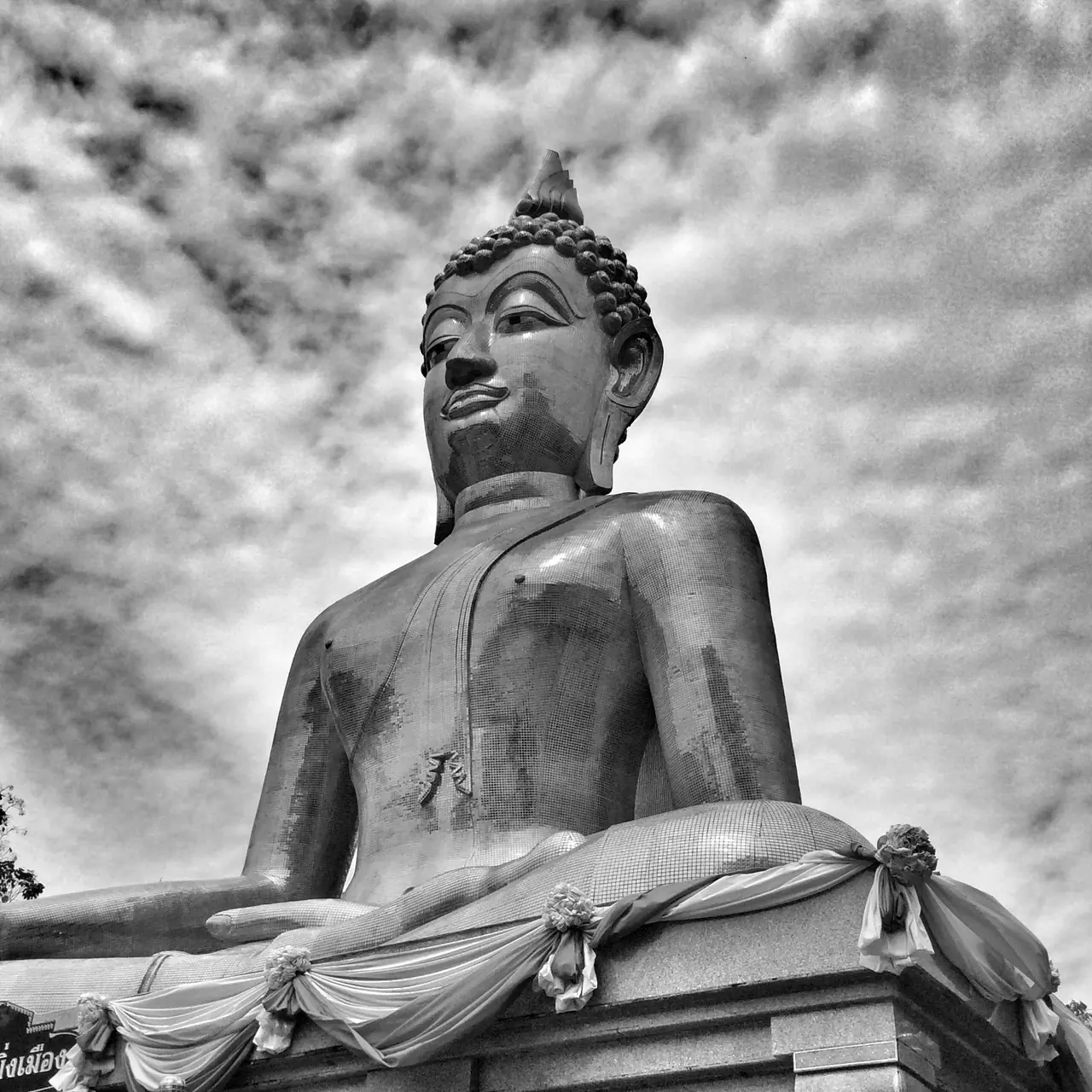 ภาพขาวดำพระพุทธรูปในพุทธอุทยานและพระมงคลมิ่งเมือง อำนาจเจริญ ภาพของ ::::=UT=:::: จาก Wikimedia Commons ใบอนุญาต CC BY-SA 3.0 ชื่อไฟล์ระบุพุทธอุทยานและพระมงคลมิ่งเมือง