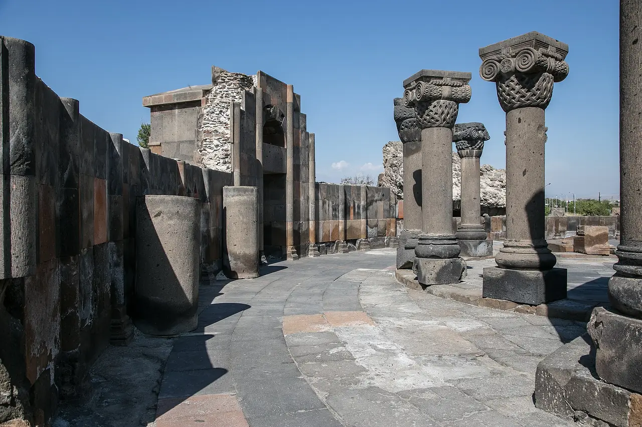 ซากเสาและผนังหินของวิหารซวาร์ตนอตส์ ภาพจาก Wikimedia Commons ผู้ถ่าย Saro Hovhannisyan สัญญา CC BY-SA 4.0 ถ่าย 28 ก.ย. 2561 ตามชื่อไฟล์