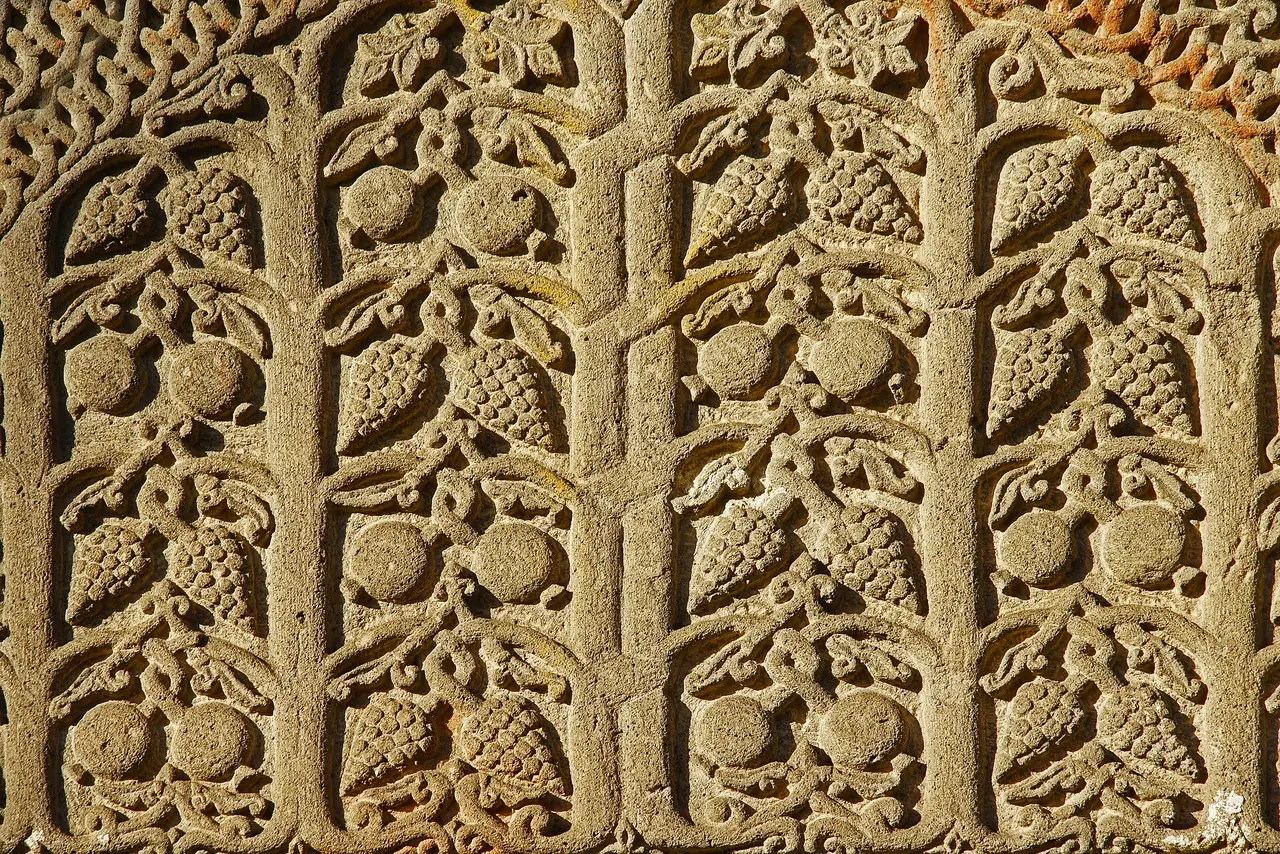ลายแกะสลักรูปองุ่นบนผนังหินของเกกัรด์ ภาพจาก Wikimedia Commons ผู้ถ่าย Armenak Margarian สัญญา CC BY-SA 4.0