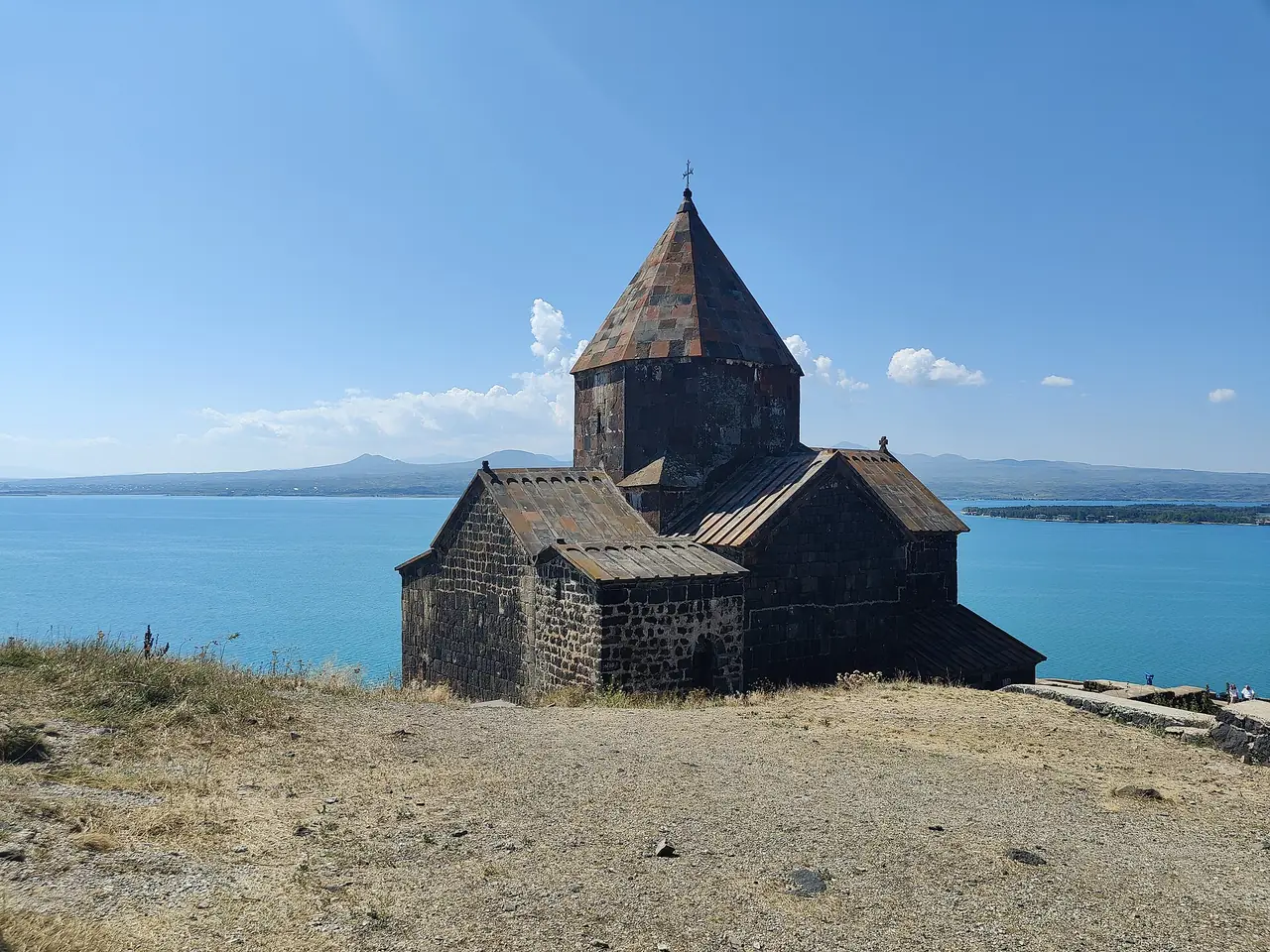 โบสถ์หินที่เซวานาวังก์ริมทะเลสาบเซวาน ภาพจาก Wikimedia Commons ผู้ถ่าย Anastasiya Lvova สัญญา CC BY-SA 4.0 ถ่ายวันที่ 1 ก.ย. 2566 ตามชื่อไฟล์