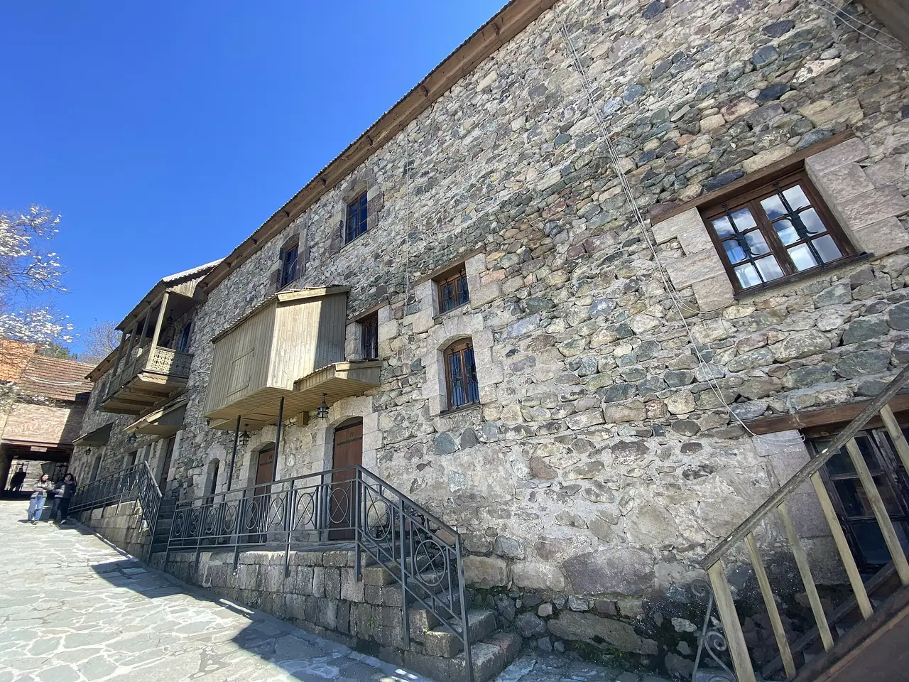 ตึกหินและระเบียงไม้บนถนน Sharambeyan ใน Old Dilijan ภาพจาก Wikimedia Commons ผู้ถ่าย Textfabrikant สัญญา CC0 ถ่ายเดือนเมษายน 2569