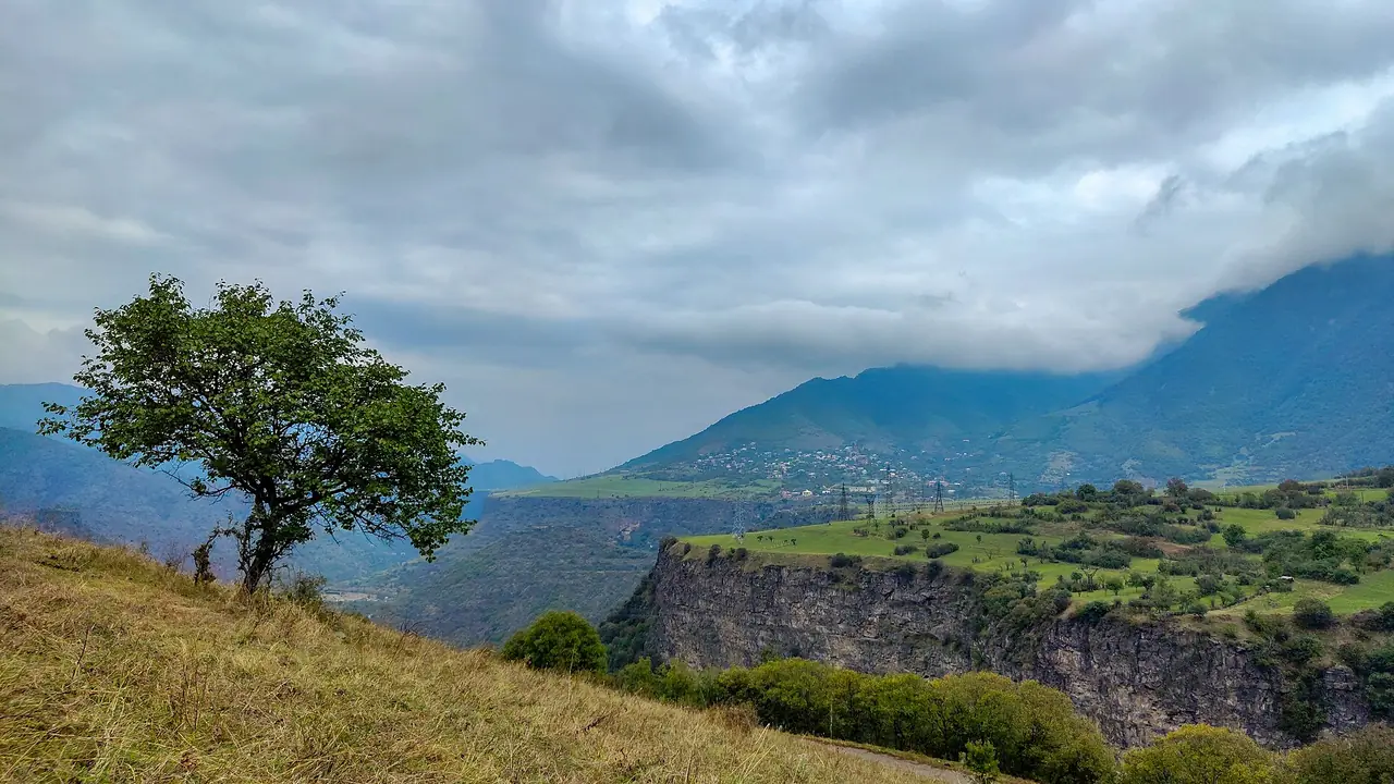 หุบเขา Debed ที่เมือง Alaverdi ภาพจาก Wikimedia Commons ผู้ถ่าย Ավետիսյան91 สัญญา CC BY-SA 4.0