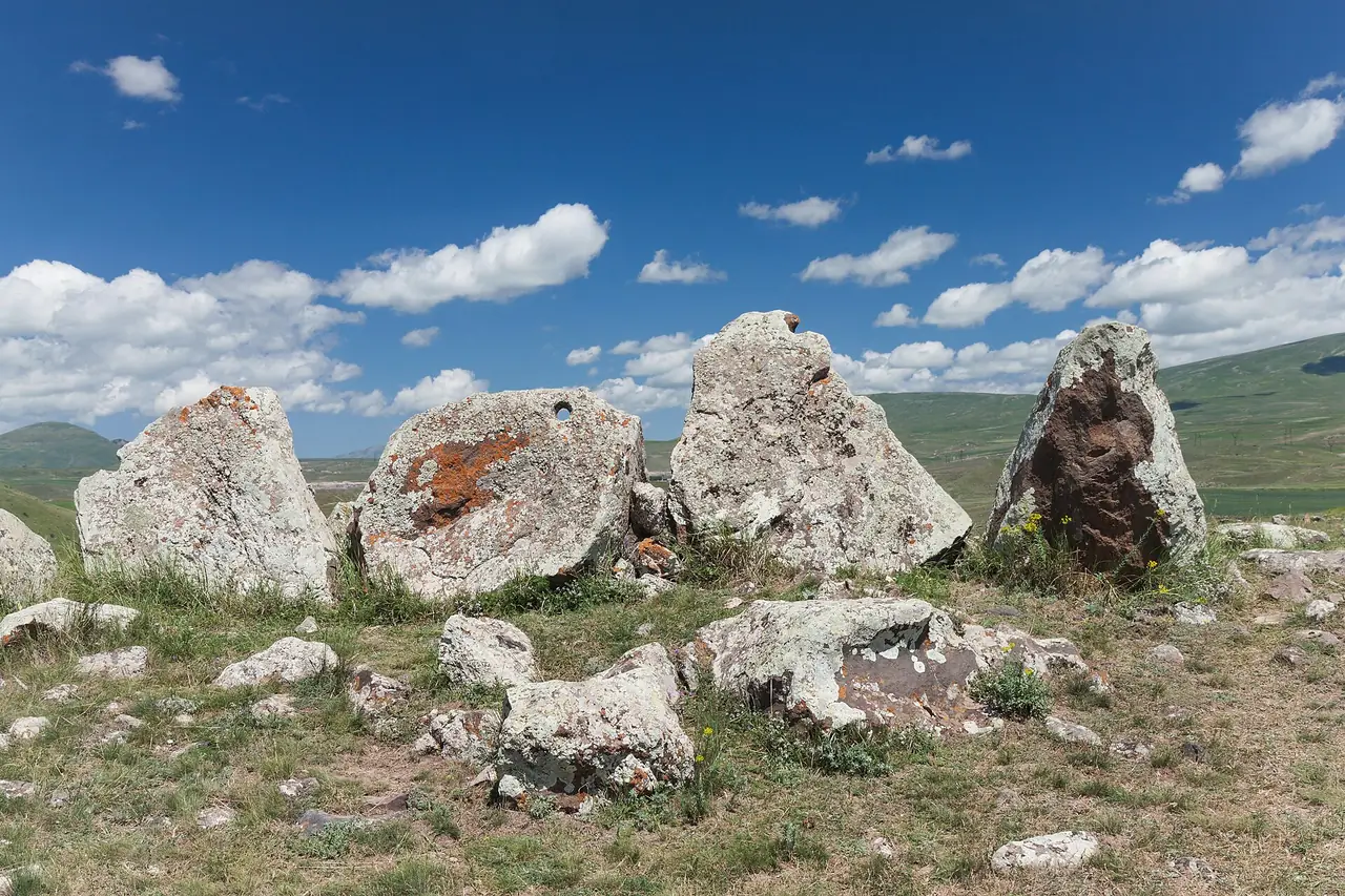 หินตั้งที่ Zorats Karer บนเนินหญ้า ภาพจาก Wikimedia Commons ผู้ถ่าย Marcin Konsek สัญญา CC BY-SA 4.0 ถ่ายปี 2557 ตามชื่อไฟล์