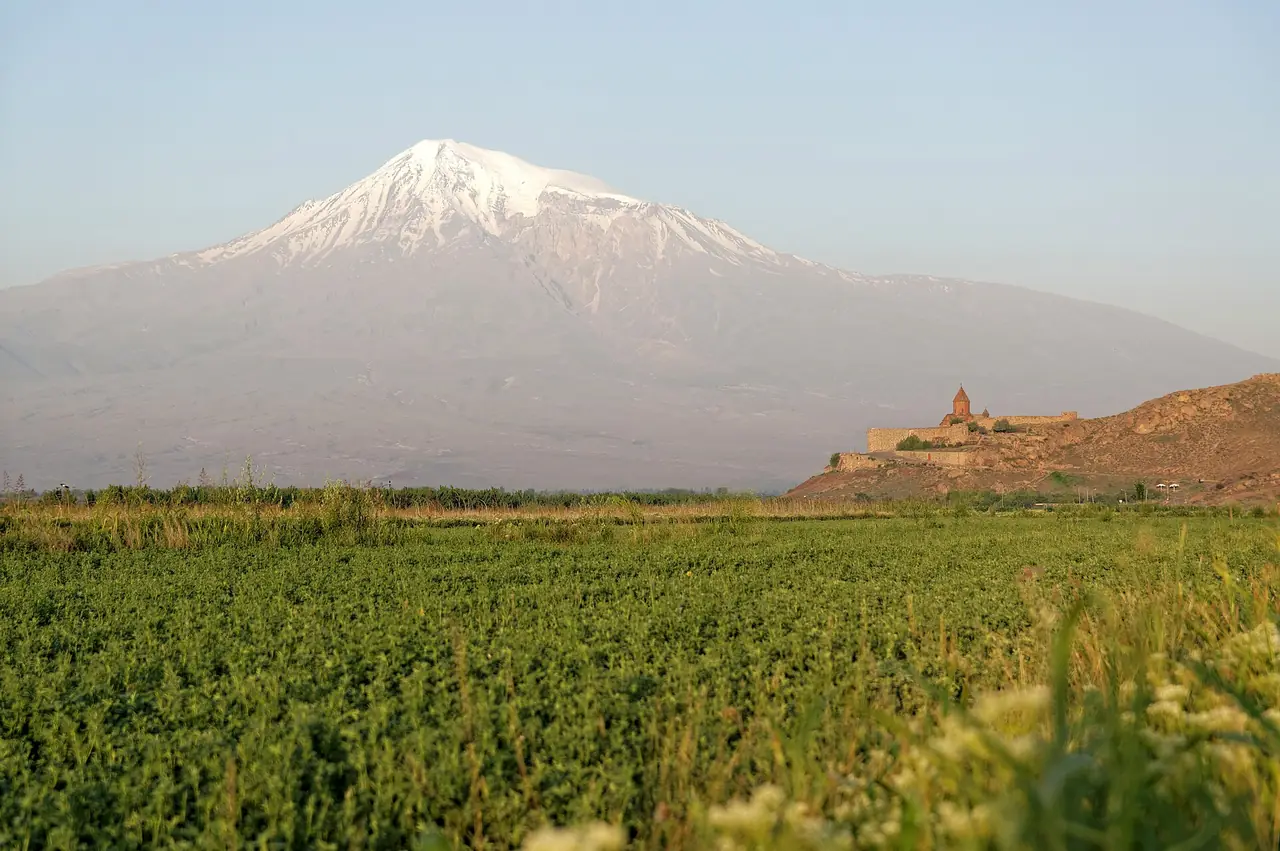 ยอดเขาอารารัตและทุ่งเกษตรที่ราบ Ararat เห็นอารามโคร์วิราปทางขวา ภาพจาก Wikimedia Commons ผู้ถ่าย Vyacheslav Argenberg สัญญา CC BY 4.0