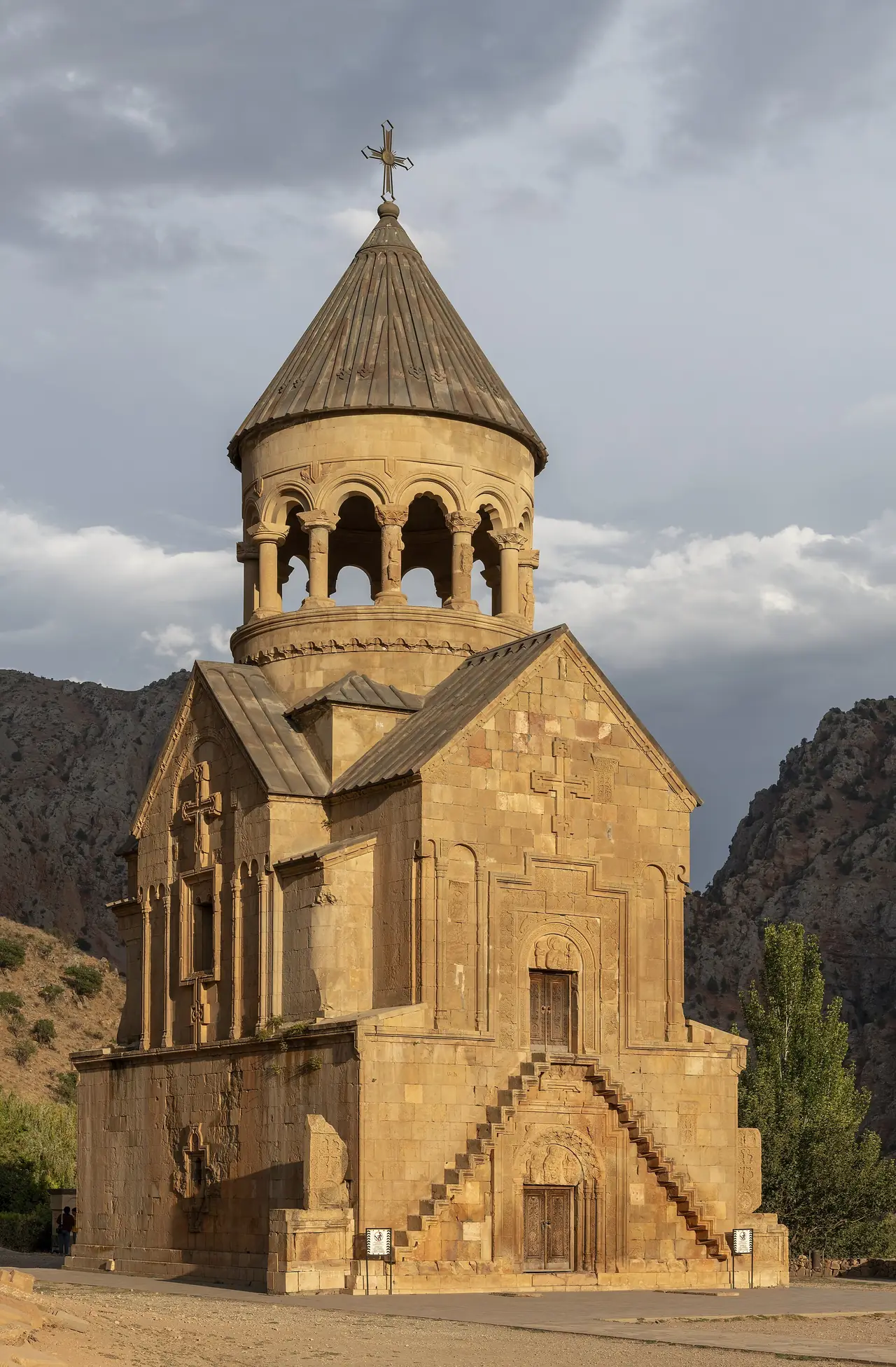 โบสถ์ Surb Astvatsatsin ที่โนราวันก์ มีบันไดหินด้านหน้า ภาพจาก Wikimedia Commons ผู้ถ่าย Petar Milošević สัญญา CC BY-SA 4.0