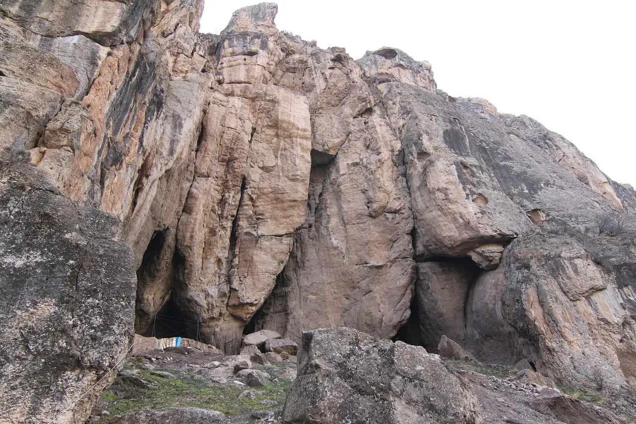 ทางเข้าถ้ำอาเรนี-1 บนหน้าผาหินริมแม่น้ำ Arpa ภาพจาก Wikimedia Commons ผู้ถ่าย Serouj สัญญา CC BY 3.0