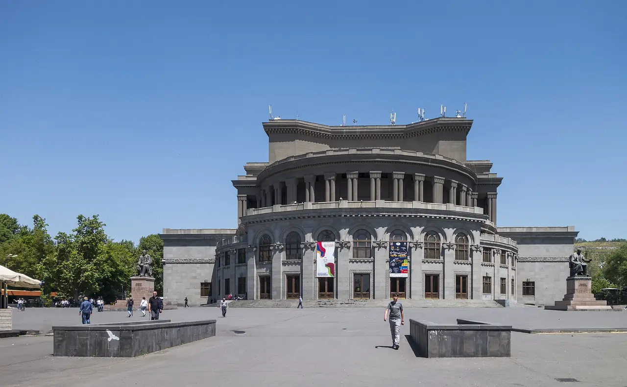 โรงโอเปร่าและบัลเลต์แห่งชาติเยเรวานที่ลานจัตุรัสเสรีภาพ ภาพจาก Wikimedia Commons ผู้ถ่าย Armenak Margarian สัญญา CC BY-SA 4.0