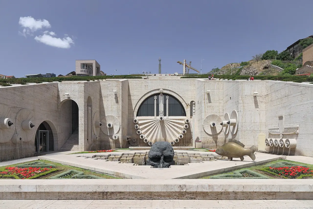 ลานด้านล่างของ Cascade กับประติมากรรมและบันไดหิน ภาพจาก Wikimedia Commons ผู้ถ่าย Marcin Konsek สัญญา CC BY-SA 4.0