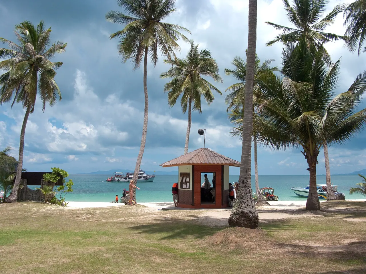 Palm-lined beach on Ko Wua Ta Lap, the main island of Ang Thong National Marine Park