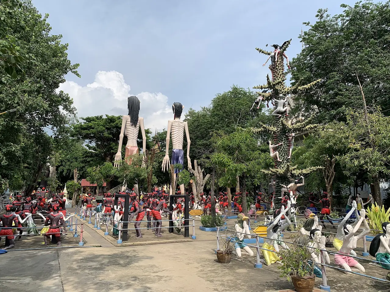 รูปปั้นแดนนรกในบริเวณวัดม่วง อำเภอวิเศษชัยชาญ