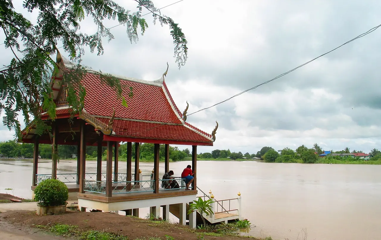 ศาลาริมแม่น้ำเจ้าพระยาที่วัดท่าสุทธาวาส จังหวัดอ่างทอง