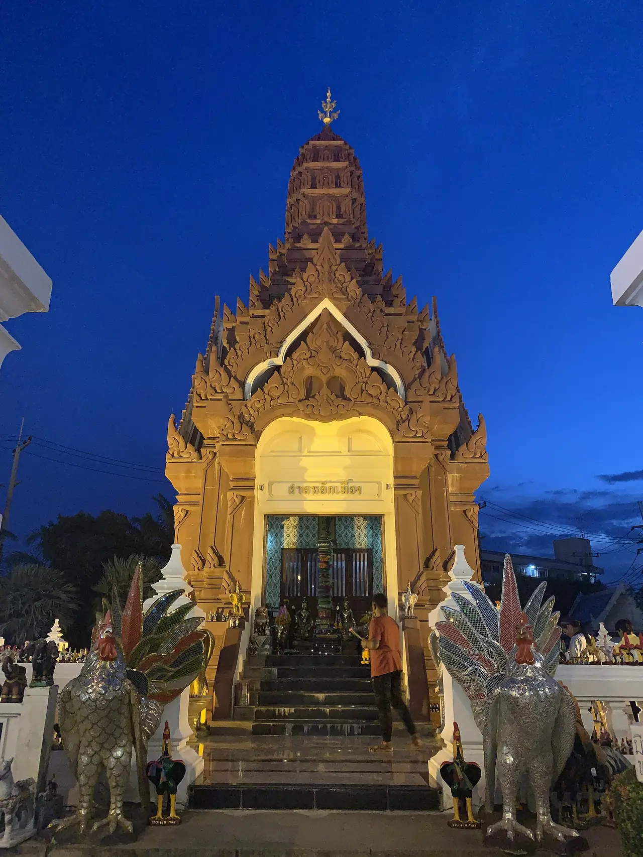 ศาลหลักเมืองอ่างทองยามค่ำ