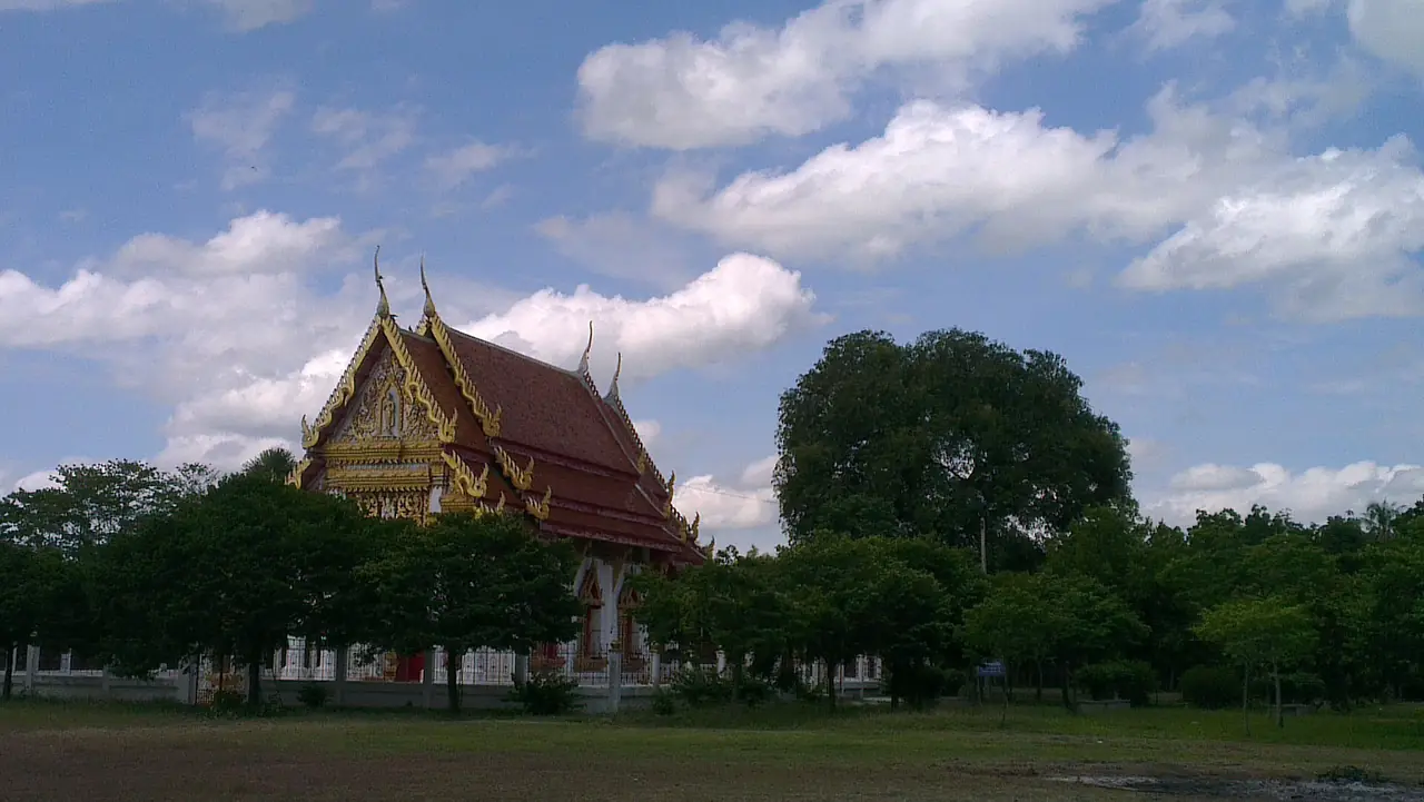 วัดเขียน อำเภอวิเศษชัยชาญ ภาพของ Teerayut_Srisopa จาก Wikimedia Commons ใบอนุญาต CC BY-SA 3.0 ชื่อไฟล์ระบุว่าวัดเขียน