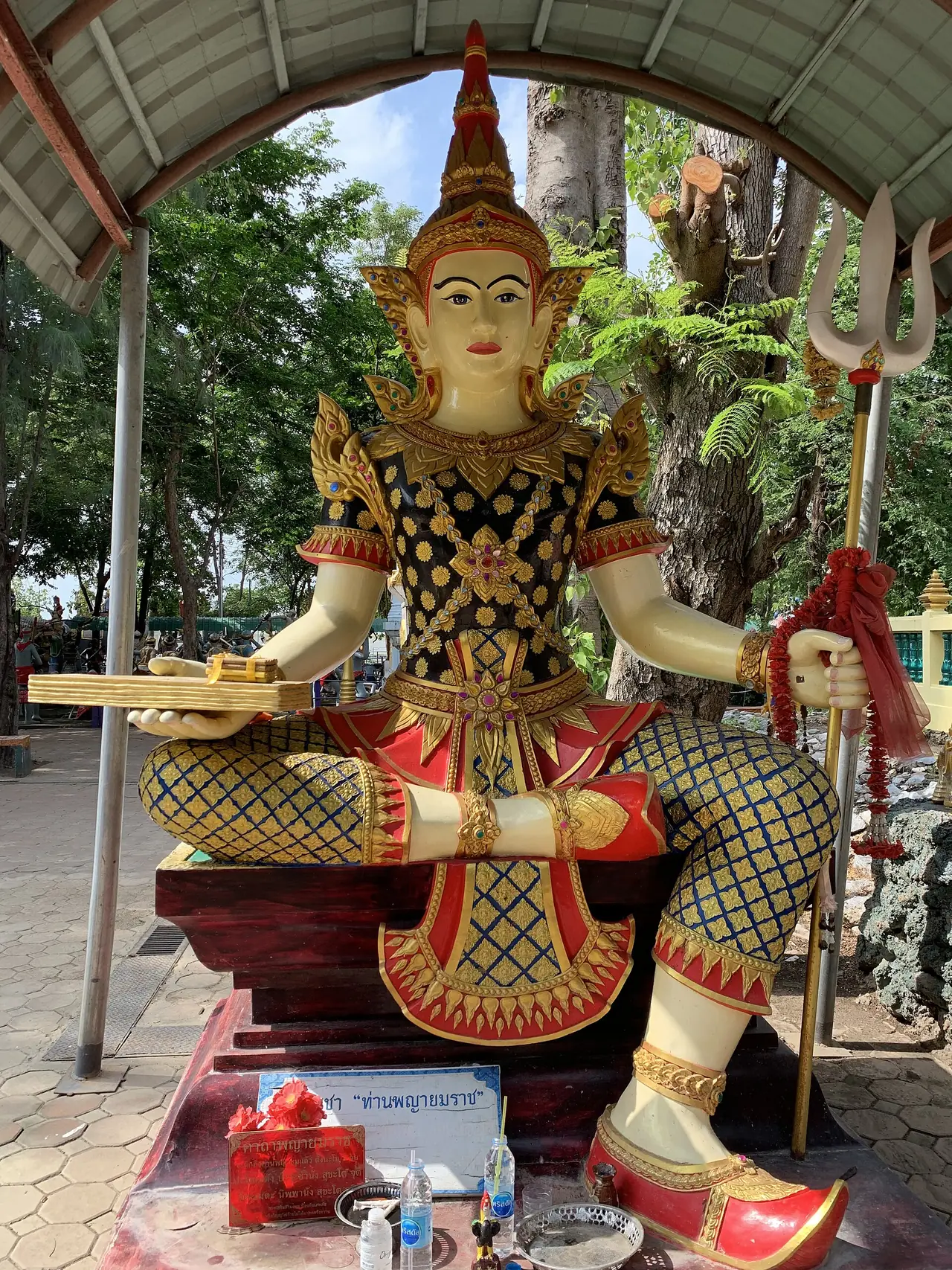 รูปปั้นพญายมราช ในแดนนรกวัดม่วง ภาพของ Chainwit. จาก Wikimedia Commons ใบอนุญาต CC BY 4.0 คำบรรยายบน Commons ว่าเป็น Statue of Yama King of Hell