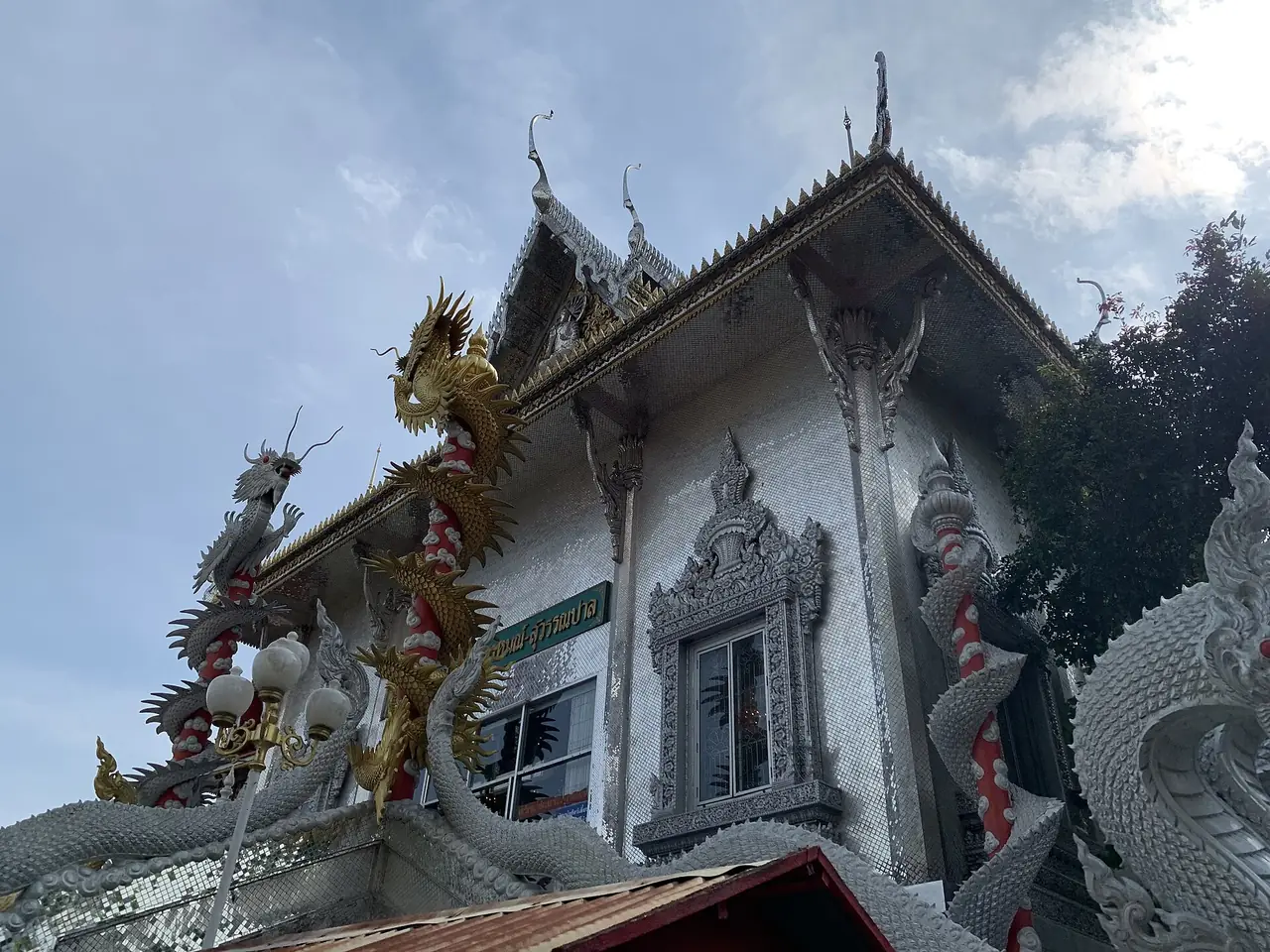 พระวิหารแก้ววัดม่วง ภาพของ Chainwit. จาก Wikimedia Commons ใบอนุญาต CC BY 4.0 คำบรรยายบน Commons ระบุว่าเป็นวิหารแก้วของวัดม่วง