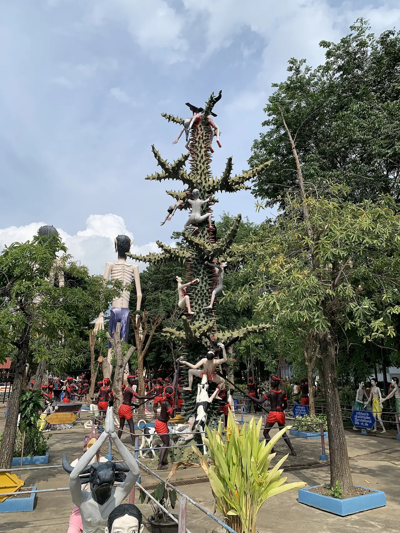 ต้นงิ้วในแดนนรกวัดม่วง ภาพของ Chainwit. จาก Wikimedia Commons ใบอนุญาต CC BY 4.0 คำบรรยายบน Commons ว่า Thorn tree ต้นงิ้ว