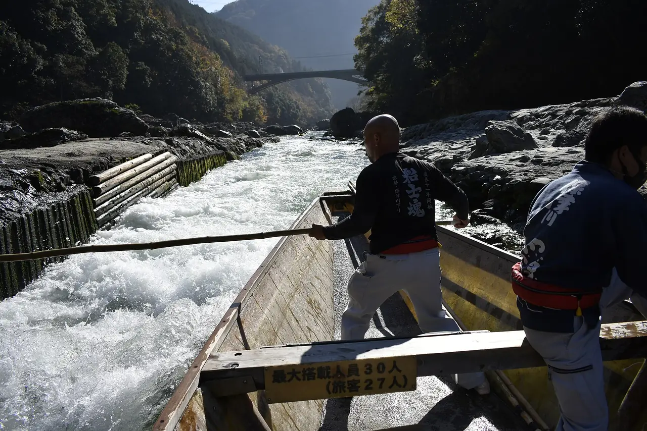 คนพายเรือโฮซุกาวะล่องผ่านแก่งน้ำ ใกล้เกียวโต