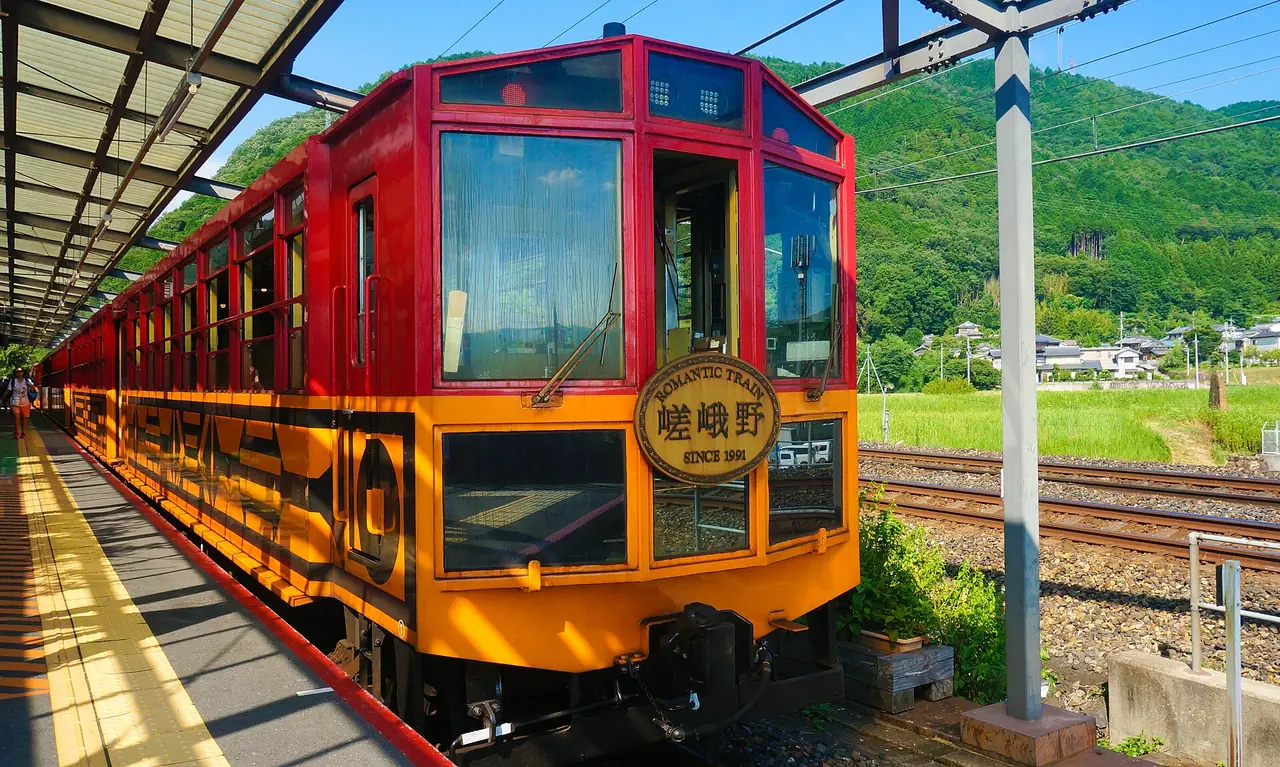 รถไฟโรแมนติก Sagano Scenic Railway จอดที่สถานี