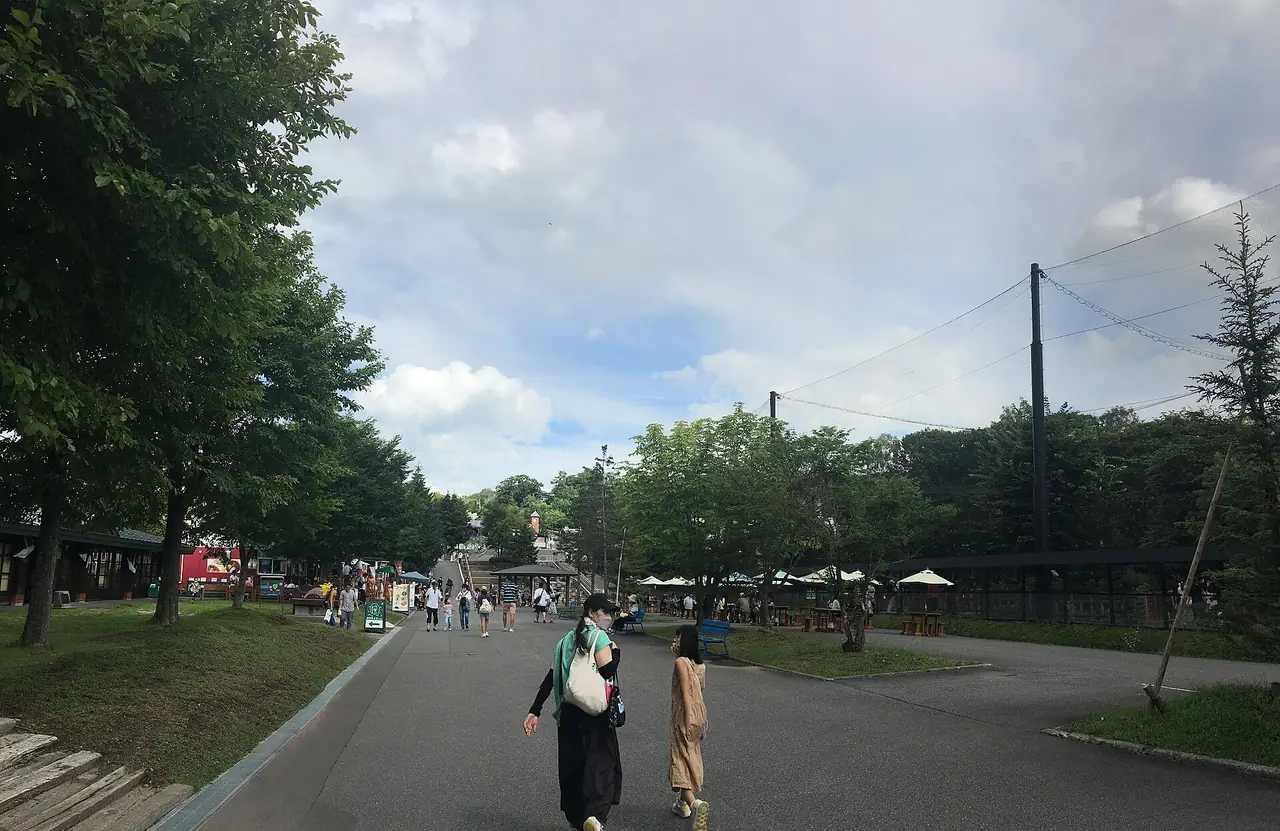 ทางเดินในสวนสัตว์อาซาฮิยามะช่วงฤดูร้อน (ภาพบรรยากาศ)