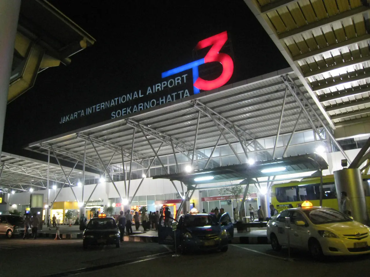 ด้านหน้าอาคารผู้โดยสาร 3 สนามบินซูการ์โน-ฮัตตา จาการ์ตา (ภาพบรรยากาศสนามบิน ไม่ใช่เคาน์เตอร์ภาษีบาหลี)