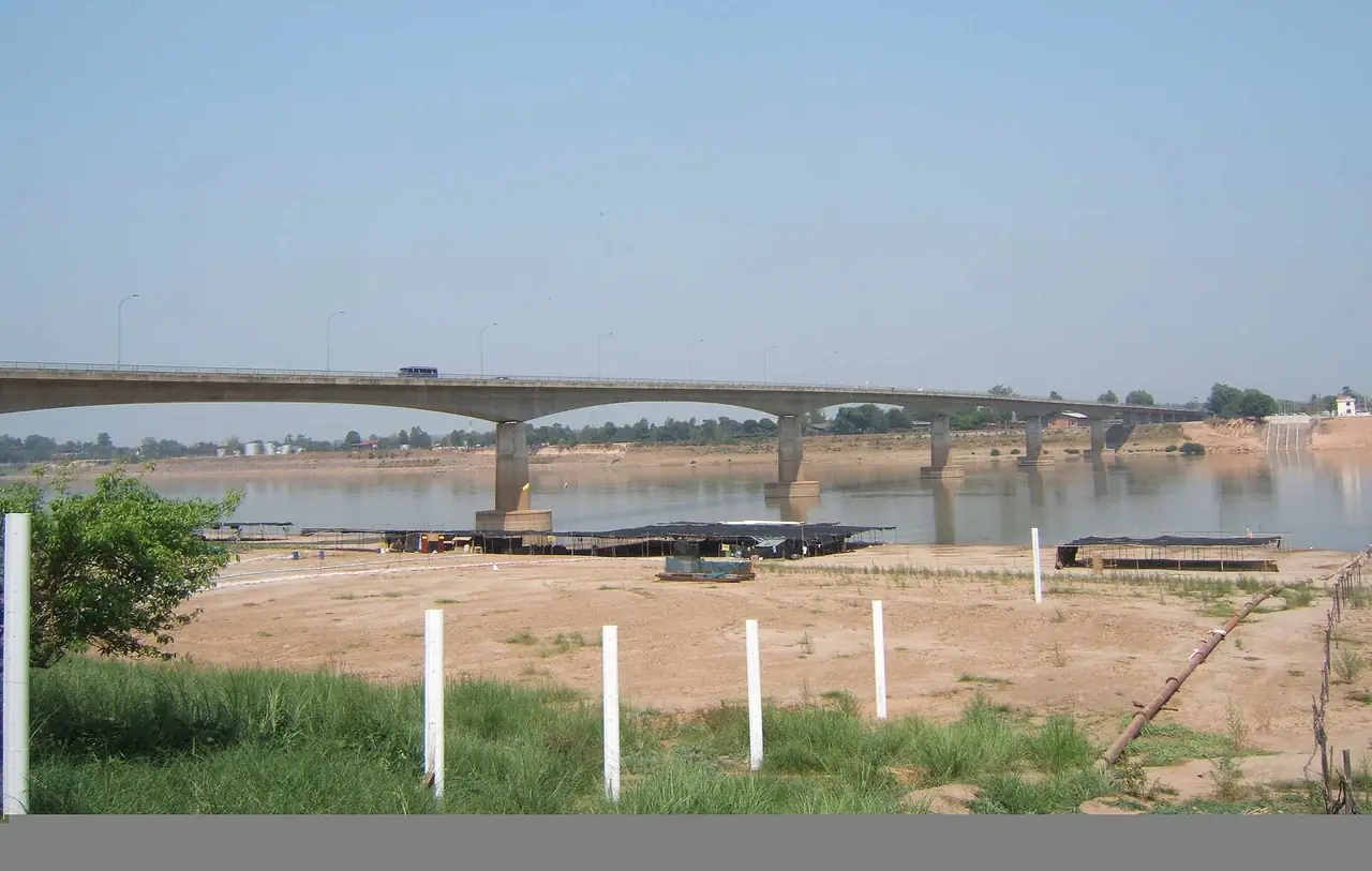 สะพานมิตรภาพไทย-ลาว แห่งที่ 1 ข้ามแม่น้ำโขงระหว่างหนองคายกับเวียงจันทน์