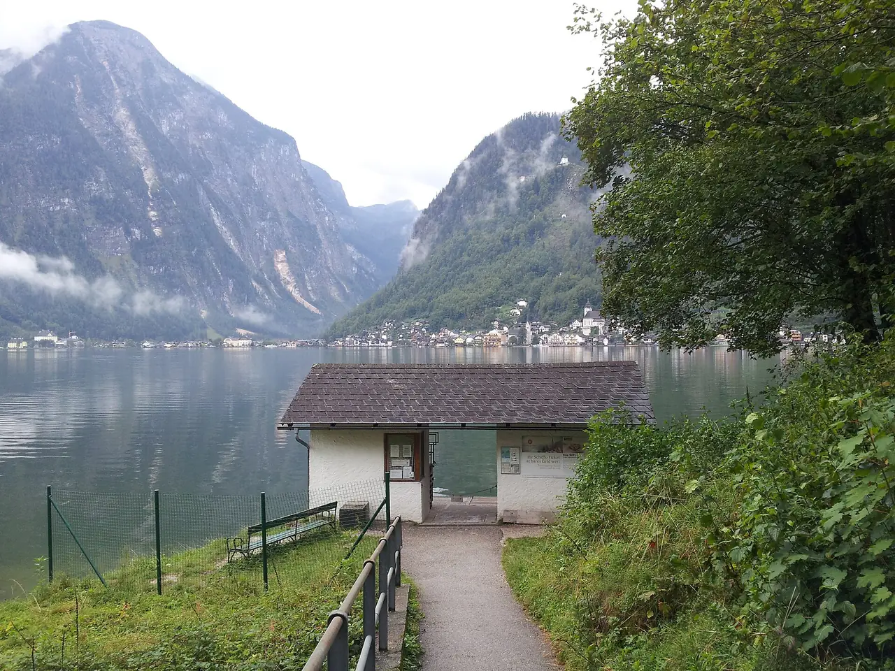 ท่าเรือข้ามฟากที่สถานี Hallstatt ภาพถ่ายจาก Wikimedia Commons