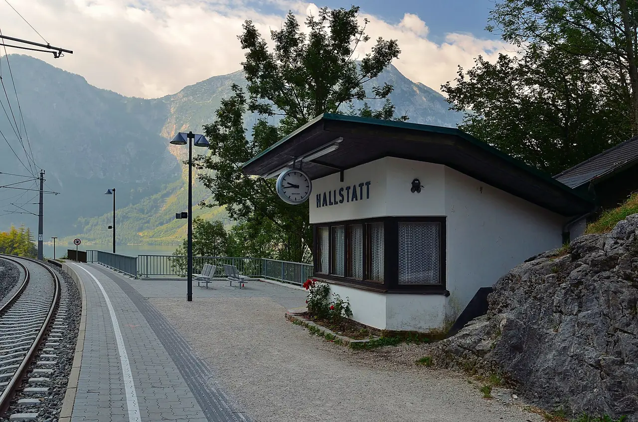 สถานีรถไฟ Hallstatt ของ Salzkammergutbahn ฝั่งตะวันออกของทะเลสาบ ภาพถ่ายจาก Wikimedia Commons