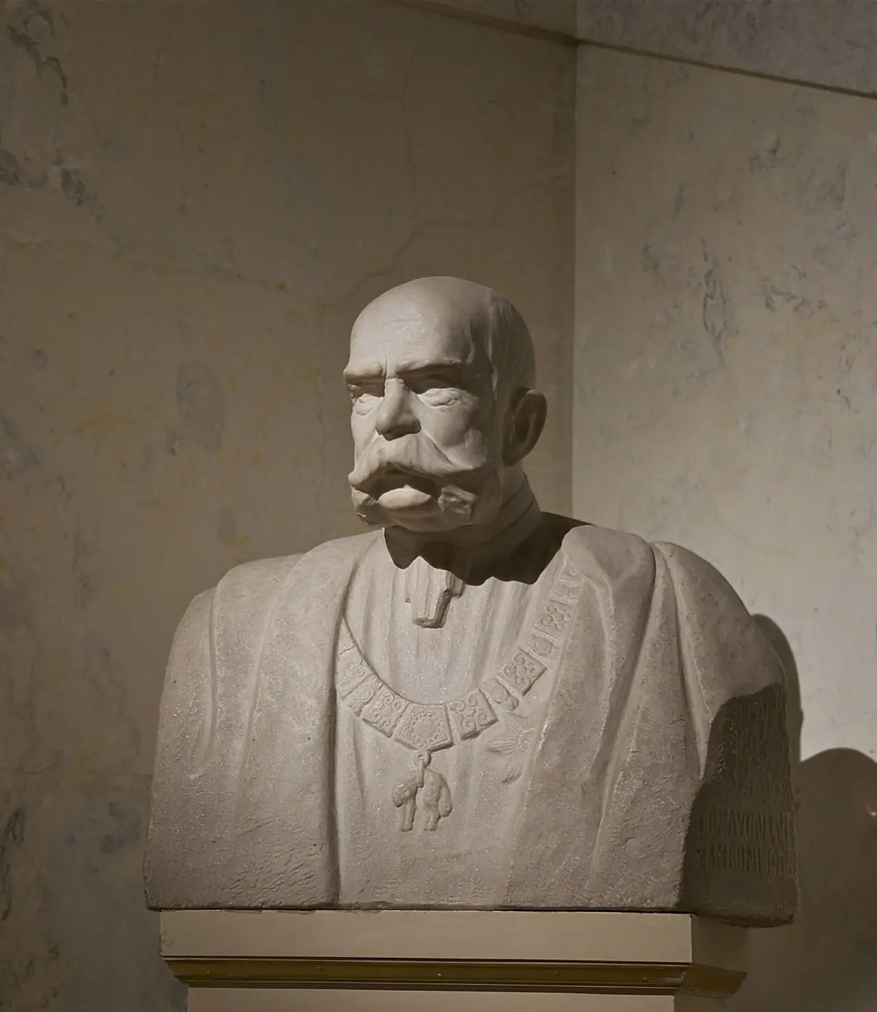 รูปปั้นครึ่งตัวจักรพรรดิ Franz Joseph ที่ 1 ภาพถ่ายจาก Wikimedia Commons ไม่ได้ถ่ายในพิพิธภัณฑ์