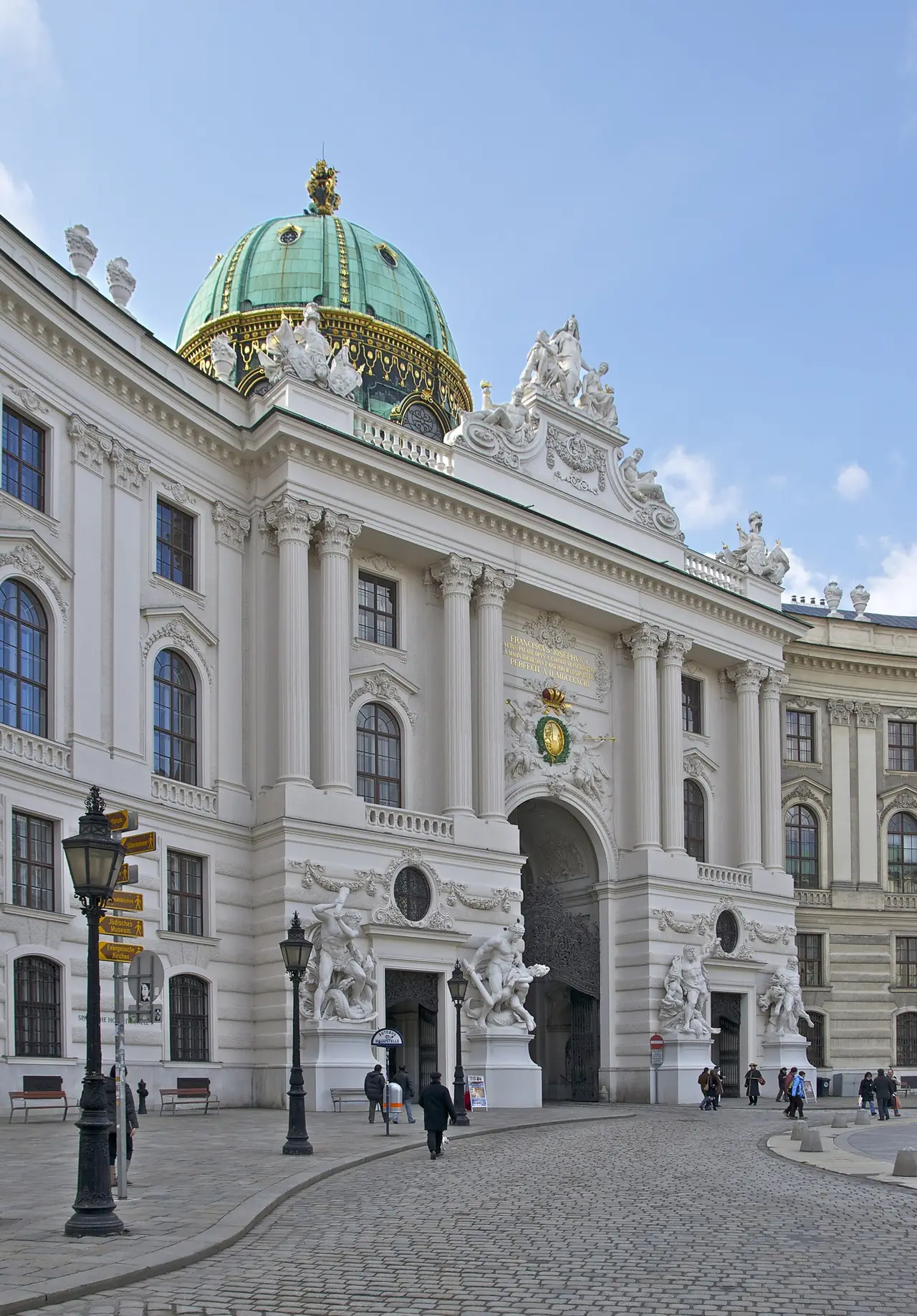 ประตู Michaelertor ของพระราชวังฮอฟบวร์ก เวียนนา ภาพถ่ายจาก Wikimedia Commons