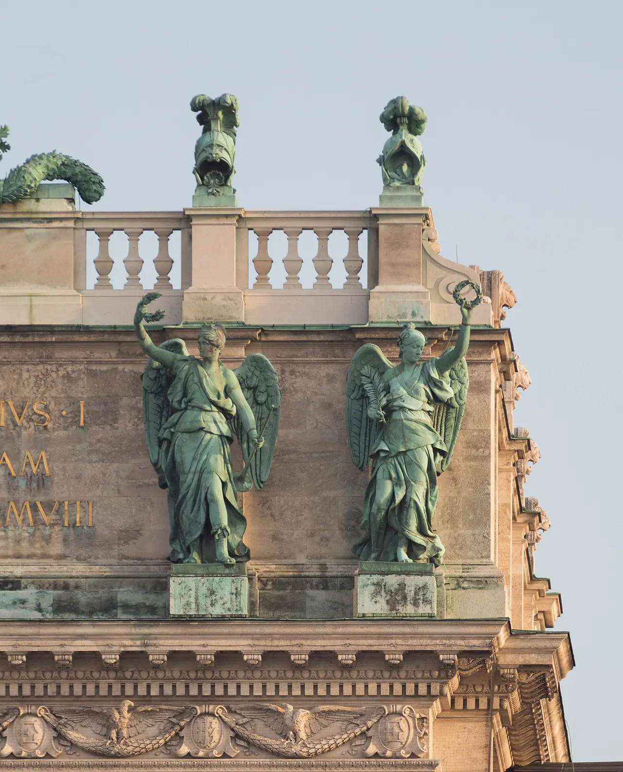รายละเอียดด้านหน้าของ Neue Burg ที่ Heldenplatz ภาพถ่ายจาก Wikimedia Commons