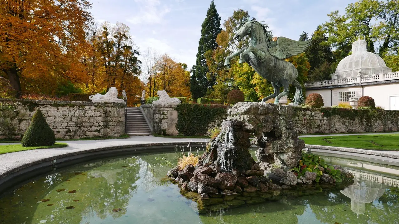 น้ำพุ Pegasus ในสวนมิราเบลล์ ซาลซ์บูร์ก ภาพถ่ายจาก Wikimedia Commons