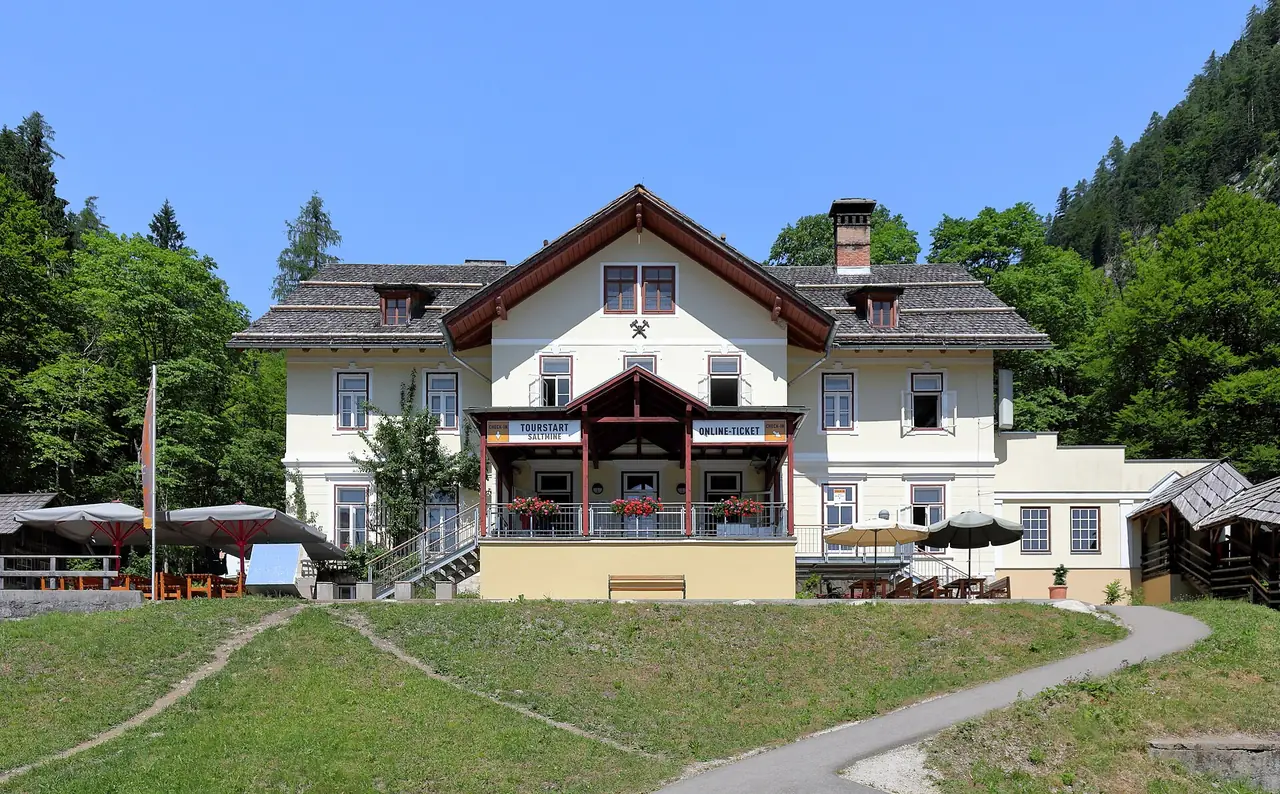 อาคารทางเข้าเหมืองเกลือ Salzwelten ที่เคยเป็นบ้านพักคนงานเหมือง (Knappenhaus) ภาพถ่ายจาก Wikimedia Commons