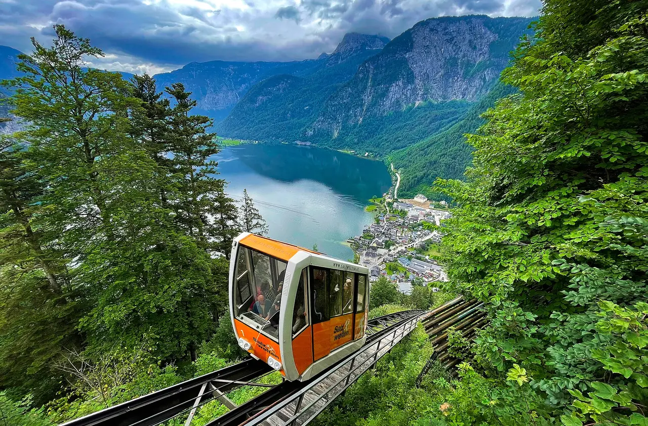 กระเช้า Salzbergbahn ขึ้นเหมืองเกลือ พร้อมทะเลสาบฮัลล์สตัทด้านหลัง ภาพถ่ายจาก Wikimedia Commons