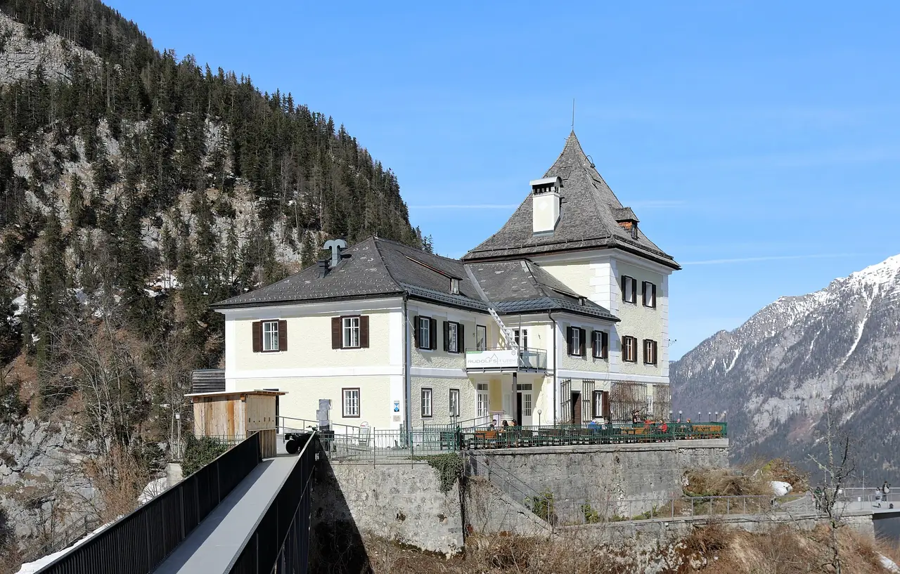 หอคอย Rudolfsturm บนเขา Salzberg เหนือฮัลล์สตัท ภาพถ่ายจาก Wikimedia Commons