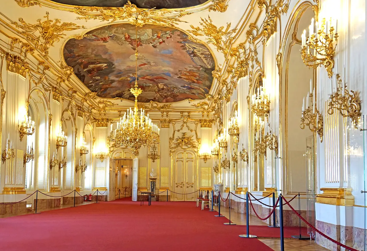 ห้อง Great Gallery ในพระราชวังเชินบรุนน์ ภาพถ่ายจาก Wikimedia Commons
