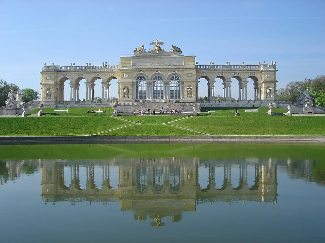 อาคาร Gloriette และสระน้ำ ในสวนพระราชวังเชินบรุนน์ ภาพถ่ายจาก Wikimedia Commons