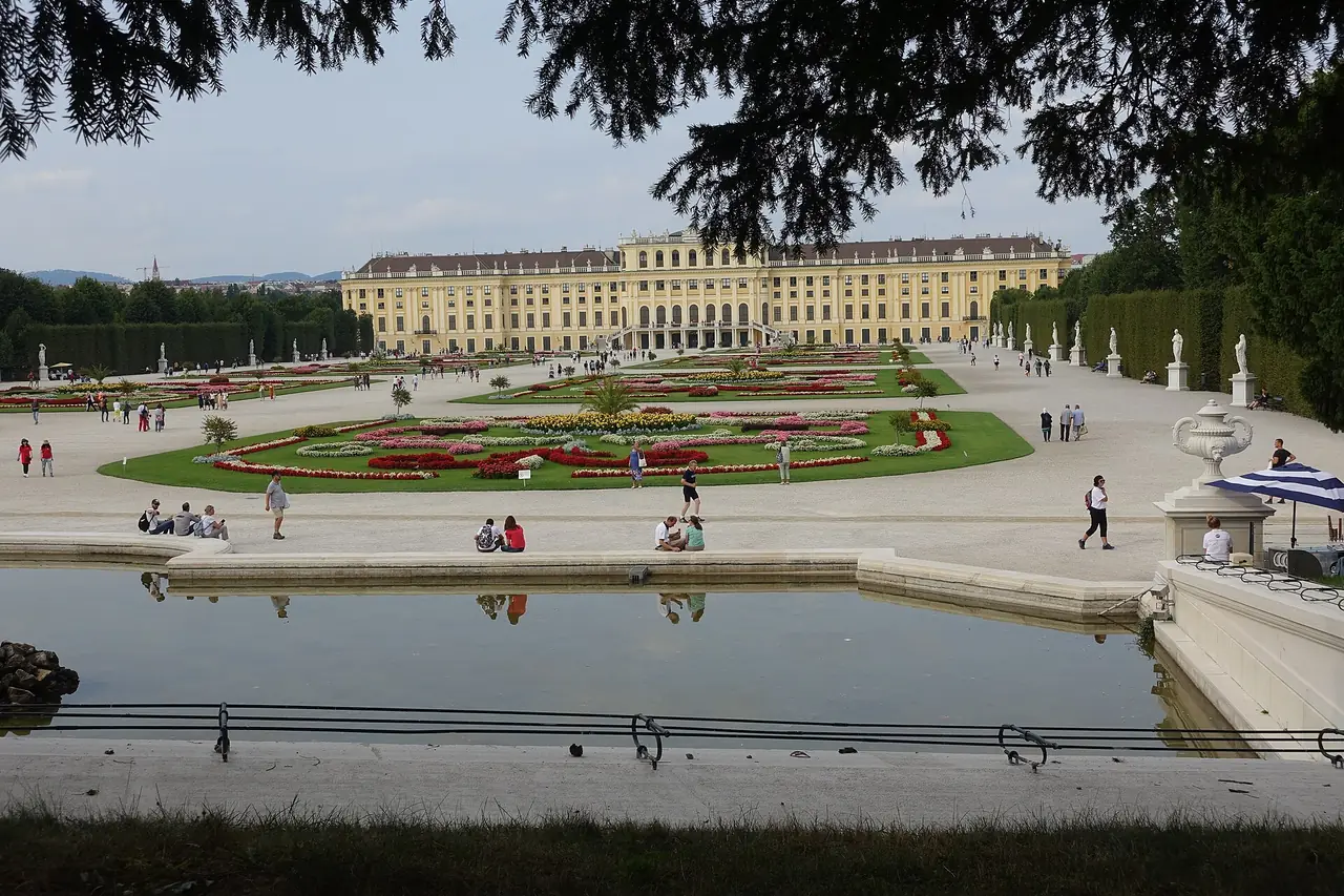 ลานสวนใหญ่ (Great Parterre) และพระราชวังเชินบรุนน์ ภาพถ่ายจาก Wikimedia Commons