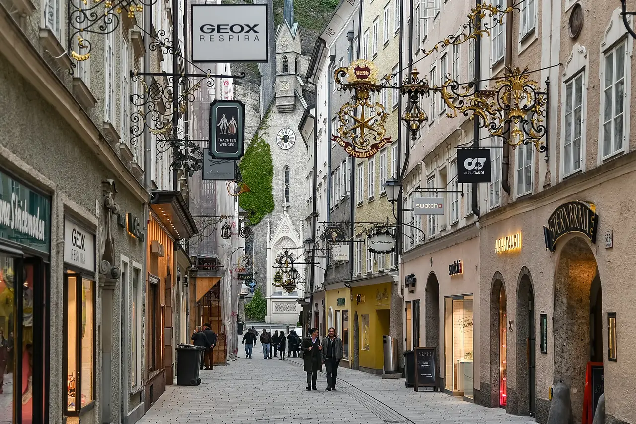 ถนน Getreidegasse ในเมืองเก่าซาลซ์บูร์ก ภาพถ่ายจาก Wikimedia Commons