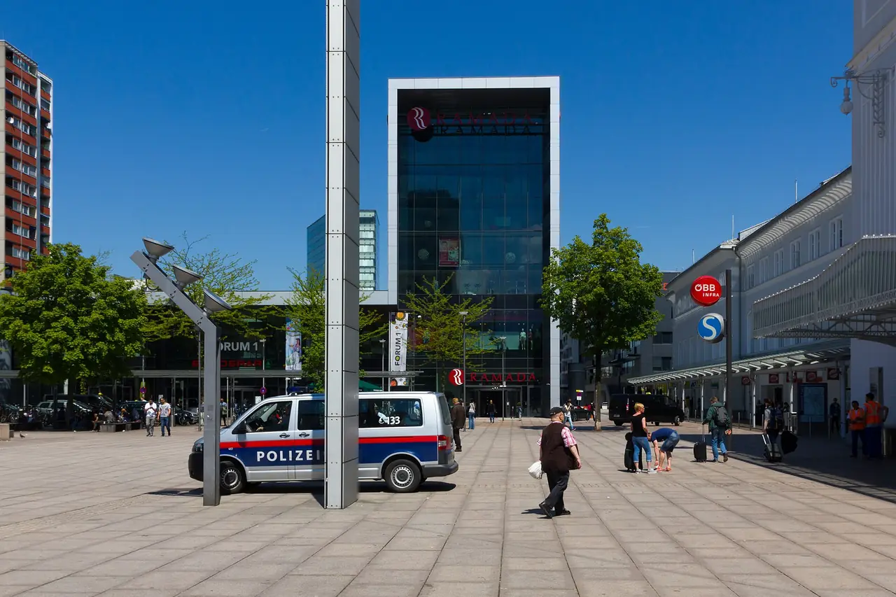 ลานหน้าสถานีรถไฟกลางซาลซ์บูร์ก (Südtiroler Platz) ภาพถ่ายจาก Wikimedia Commons