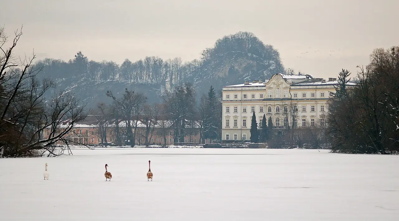 ทะเลสาบ Leopoldskron และปราสาทในฤดูหนาว ภาพถ่ายจาก Wikimedia Commons