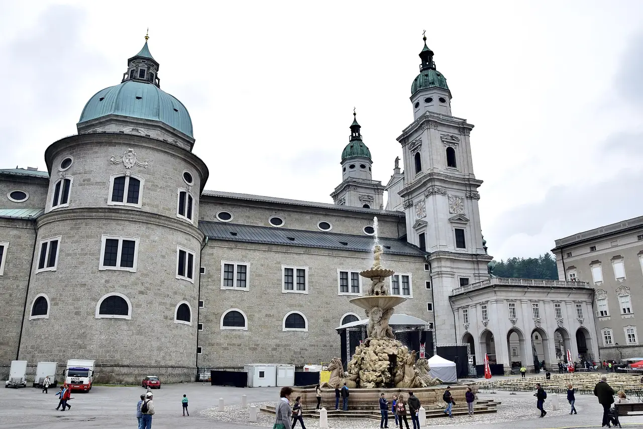จัตุรัส Residenzplatz และน้ำพุ Residenzbrunnen ในซาลซ์บูร์ก ภาพถ่ายจาก Wikimedia Commons