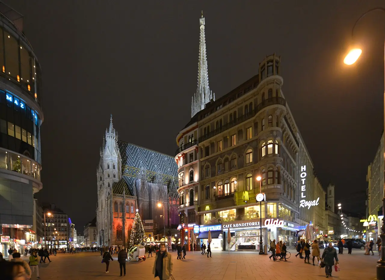 จัตุรัส Stephansplatz และมหาวิหารสตีเฟนยามค่ำ ภาพถ่ายจาก Wikimedia Commons