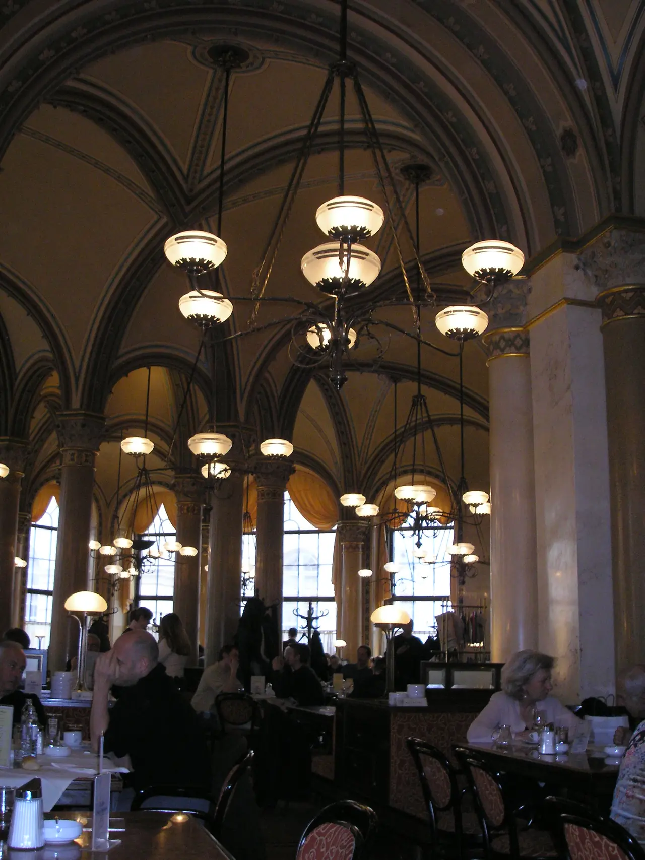 ภายในคาเฟ่ Café Central ในเวียนนา ภาพถ่ายจาก Wikimedia Commons