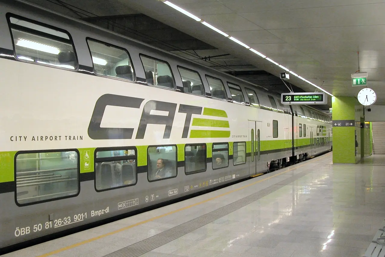 ขบวน City Airport Train ที่สถานี Wien Mitte (ภาพจากช่วงก่อนใช้รถบัสแทนรถไฟ) ภาพถ่ายจาก Wikimedia Commons