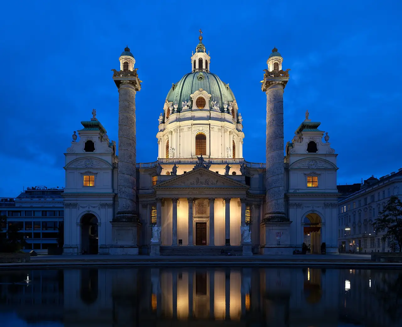 โบสถ์ Karlskirche ยามค่ำที่เวียนนา ภาพถ่ายจาก Wikimedia Commons
