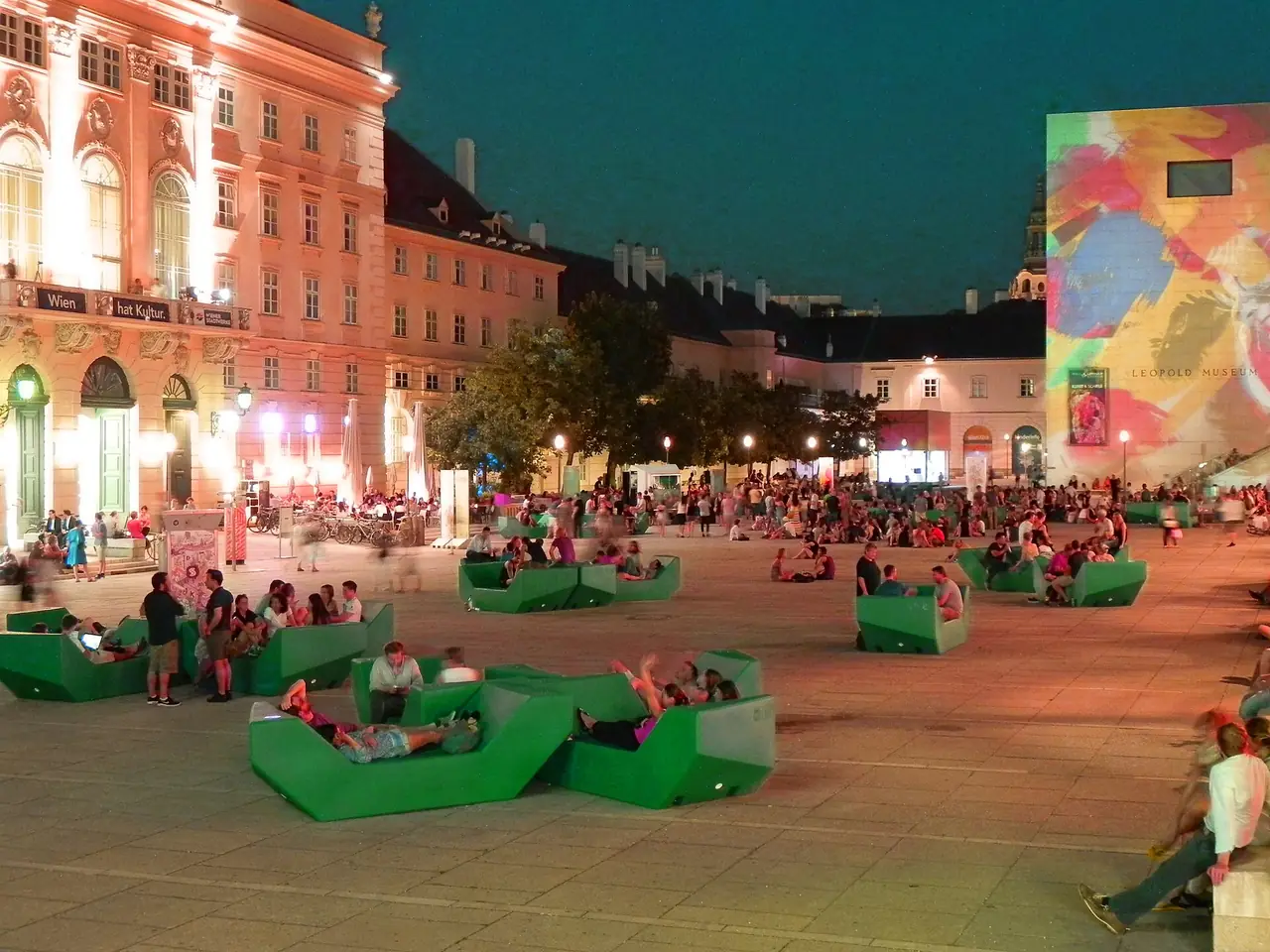 ลานของ MuseumsQuartier ในเวียนนา ภาพถ่ายจาก Wikimedia Commons