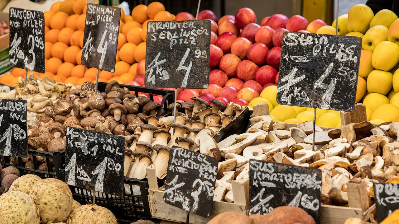 แผงเห็ดและผักผลไม้ที่ตลาด Naschmarkt ภาพถ่ายจาก Wikimedia Commons