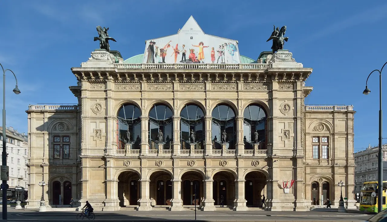 โรงอุปรากรแห่งรัฐเวียนนา (Staatsoper) บนถนน Ringstraße ภาพถ่ายจาก Wikimedia Commons